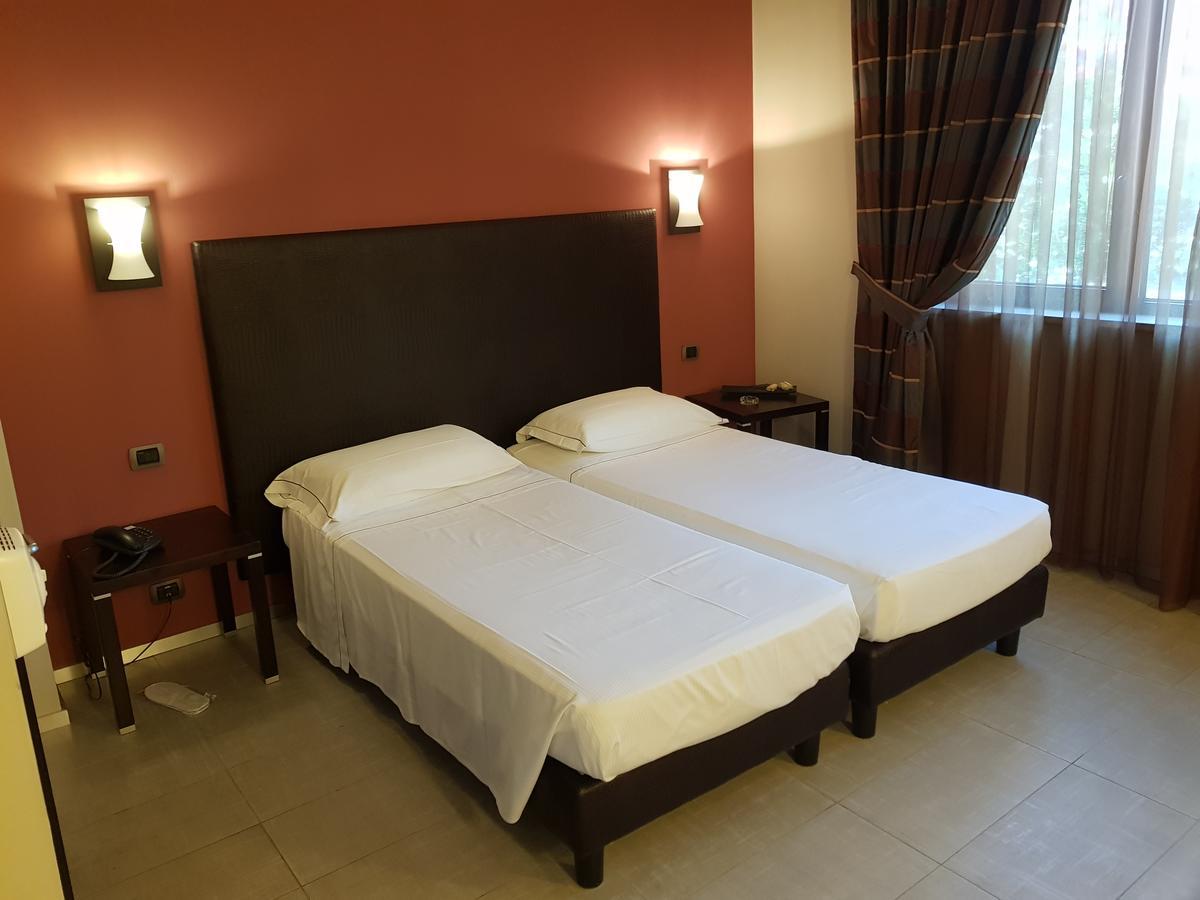 Hotel Montini Linate Airport Peschiera Borromeo Exterior photo